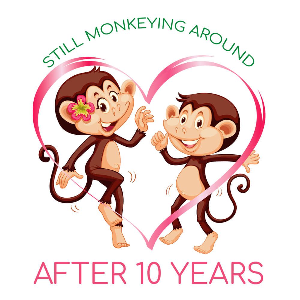 Kubek personalizowany na rocznicę z nadrukiem w małpki